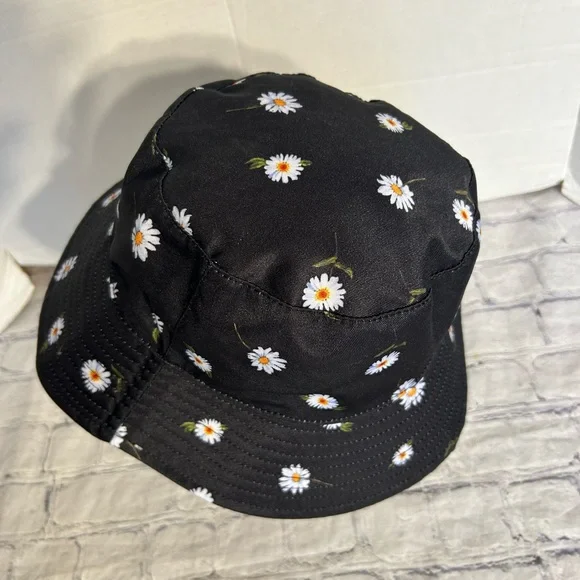 ALICE + OLIVIA BY STACEY BENDET REVERSIBLE DAISY WOMEN’S BUCKET - Picture 1 of 7